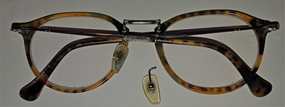 Bild av trasiga glasögon